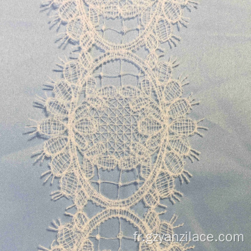 Bordure en dentelle ivoire au crochet avec oeillet